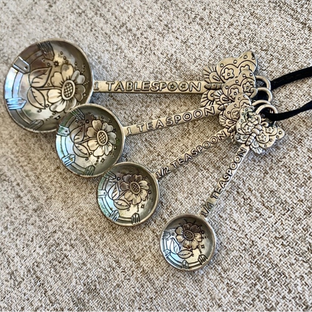 🪞 NEW - set of 4 stainless steel engraved measuring spoon set butterfly spring